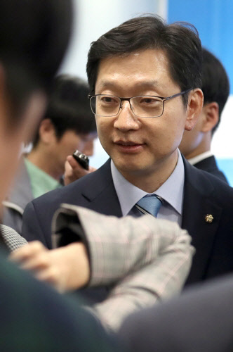 댓글 여론조작 연루 의혹을 받는 김경수 민주당 의원이 지난 21일 민주당의 백두현 경남 고성군수 후보 선거사무실 개소식에 참석해 취재진 질문에 답하고 있다./연합뉴스